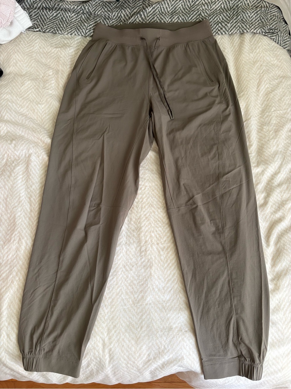 Lululemon Joggers in Taupe size 8